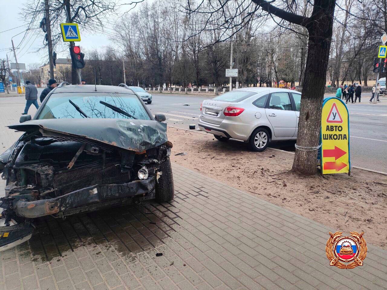 Машина вылетела на тротуар после ДТП в Твери Фото: Управление Госавтоинспекции по Тверской области