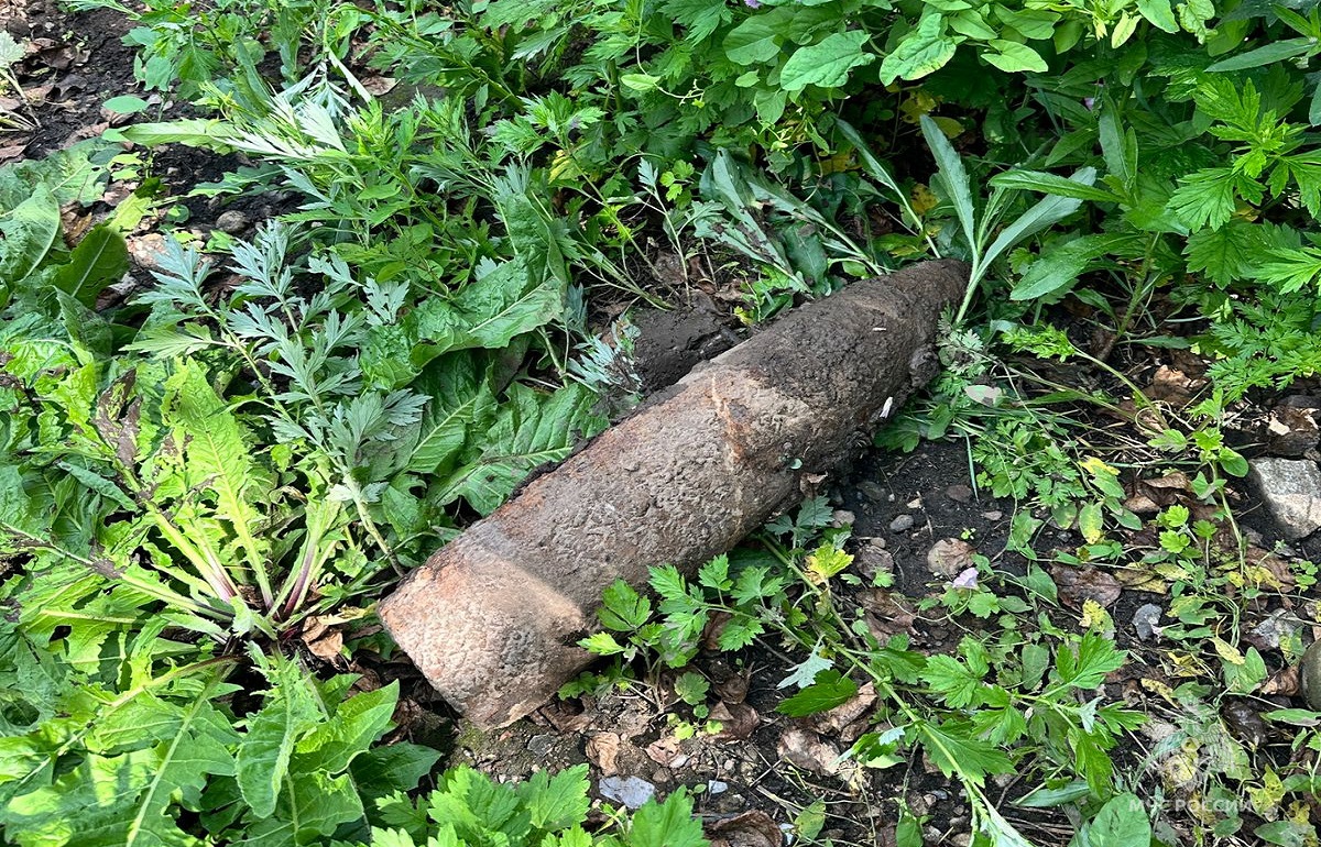 В Твери на Мигаловской набережной нашли снаряд времен ВОВ Фото: МЧС России по Тверской области