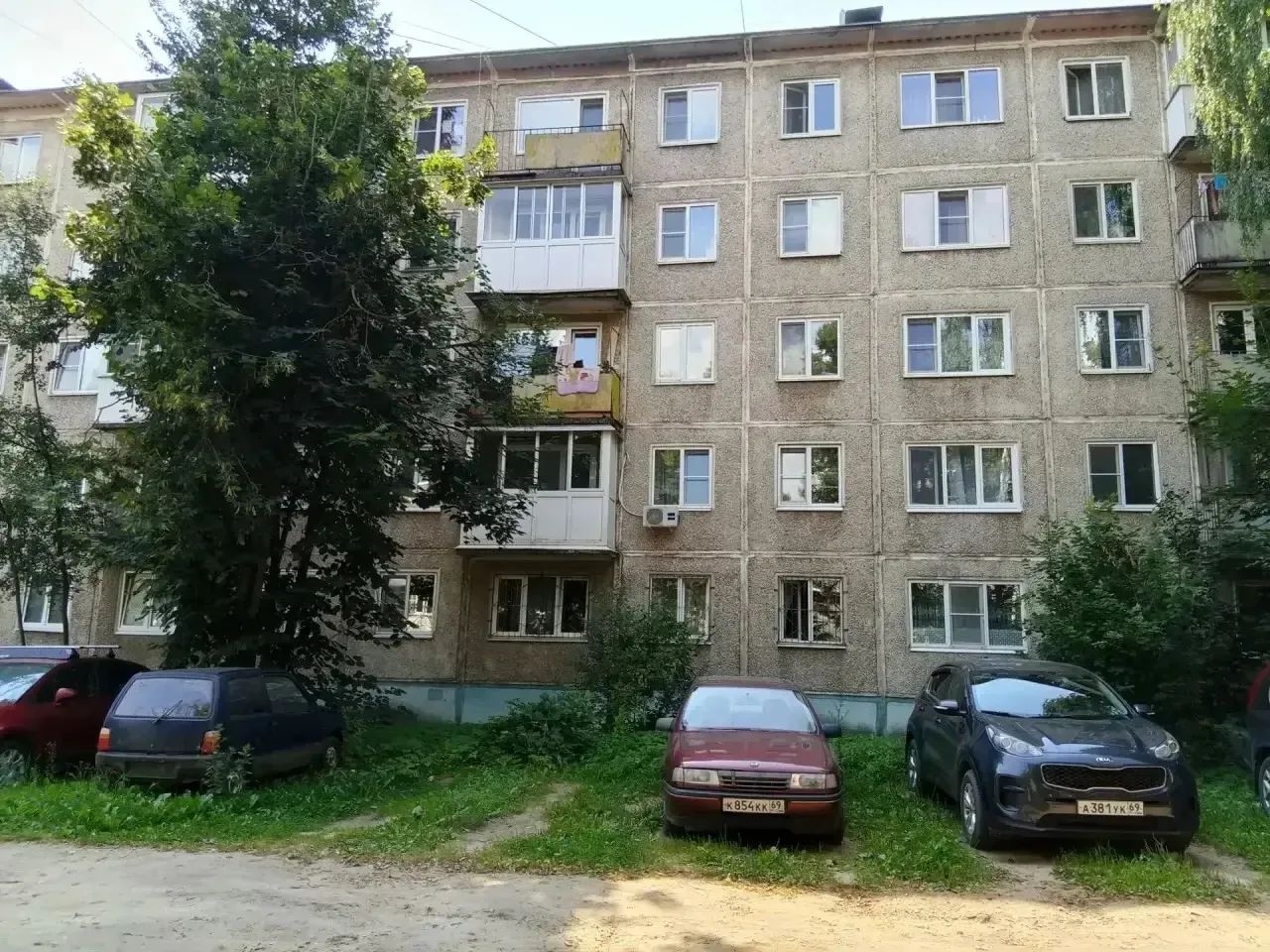 В Твери из окна квартиры третьего этажа выпал полуторагодовалый ребенок - новости Афанасий