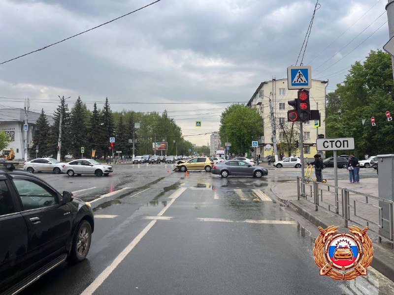 В Твери водитель ехал на красный и устроил ДТП с пострадавшей