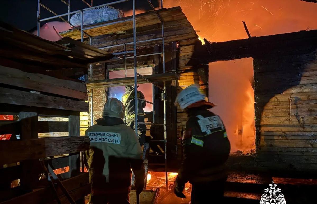 В деревне Черногубово под Тверью горит жилой дом - новости Афанасий