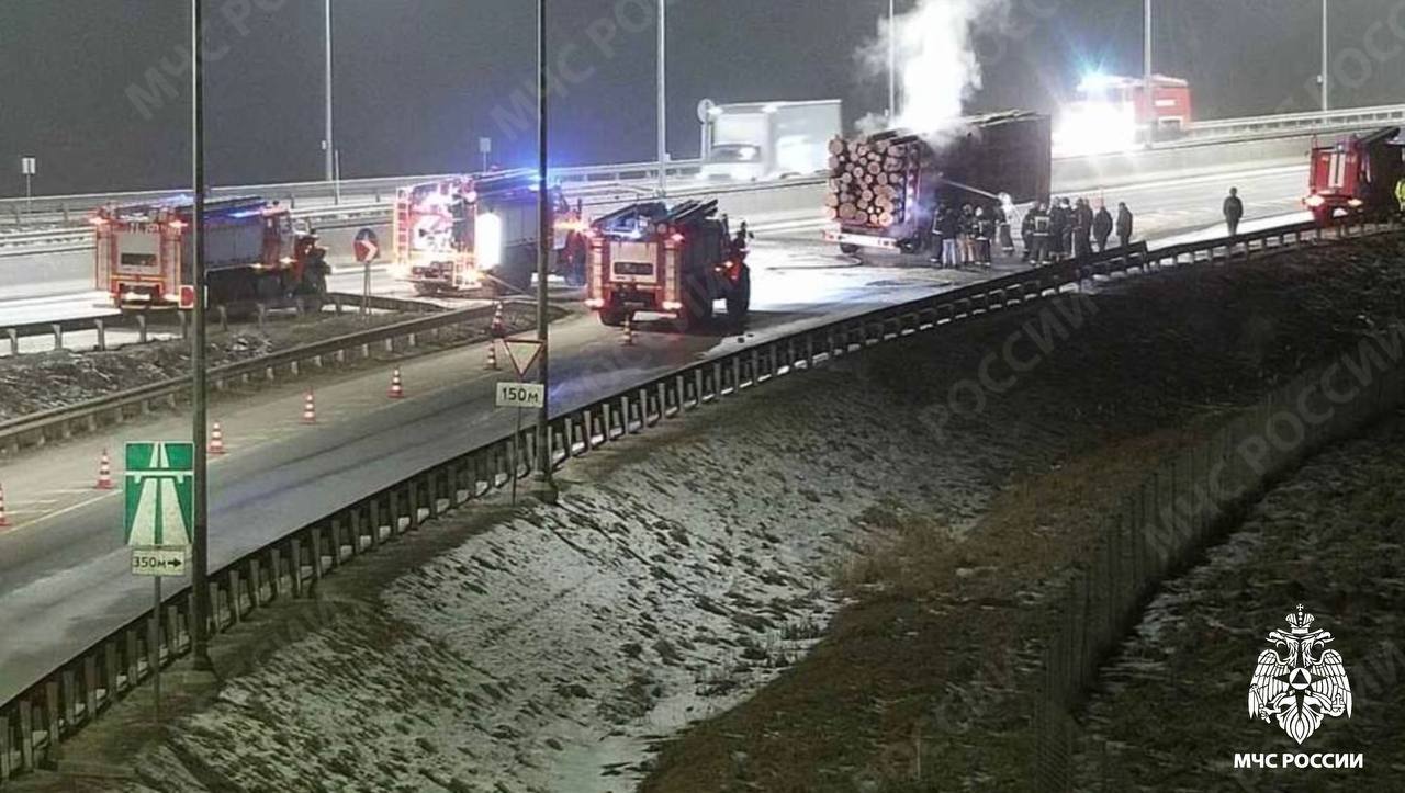 На М11 в Тверской области горел лесовоз  Фото, видео: ГУ МЧС России по Тверской области