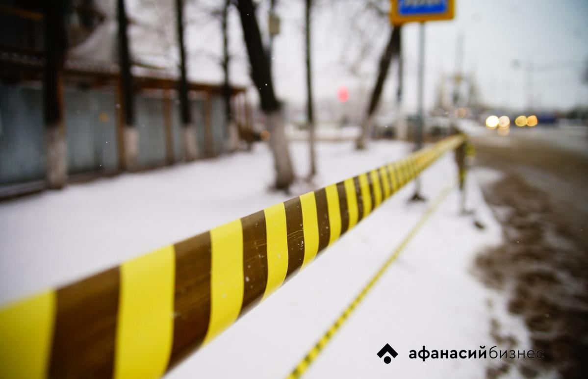 Девушка и ее машина пострадали после схода снега с крыши в Твери - новости Афанасий