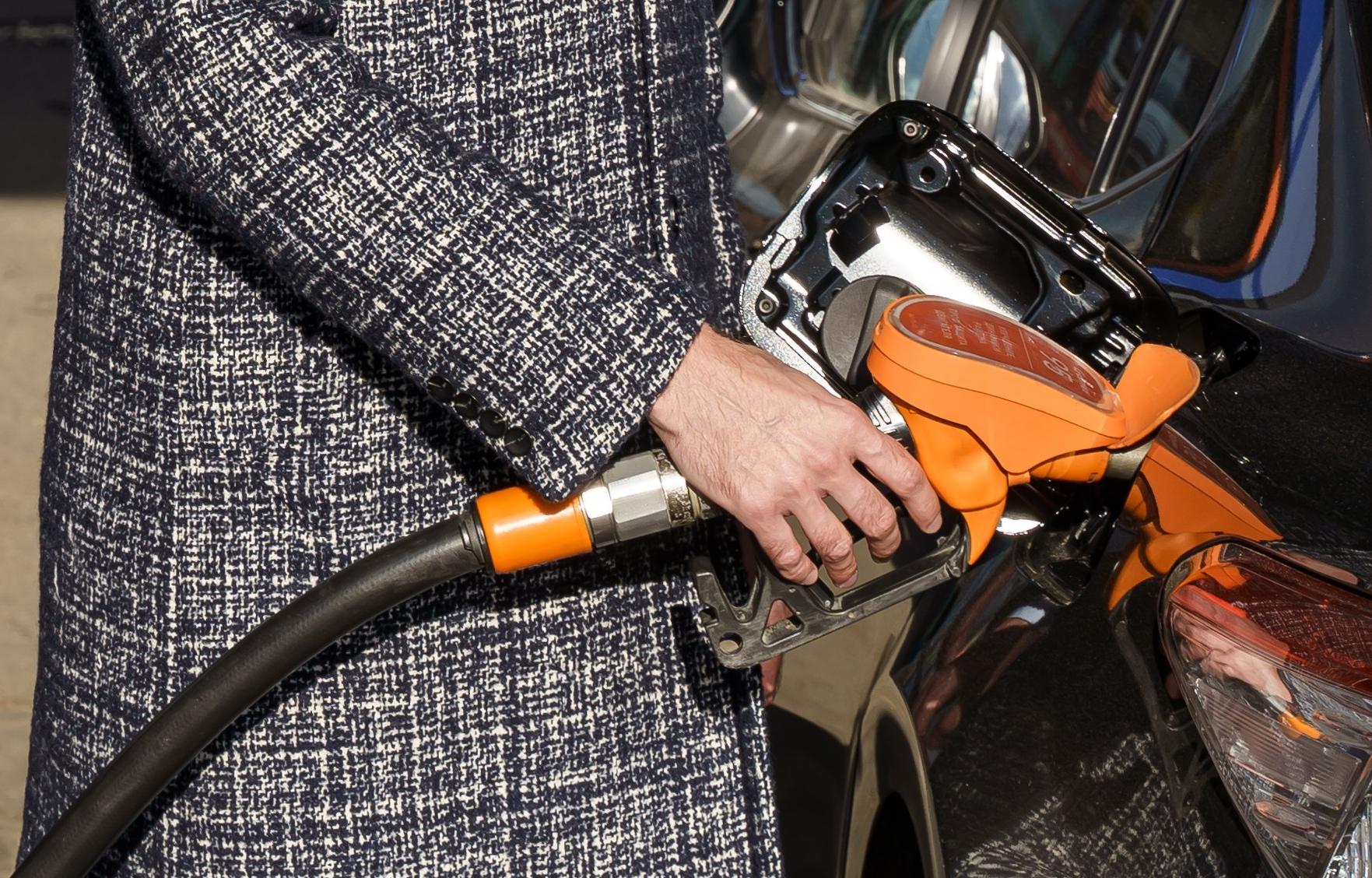 Автомобилисты Тверской области могут заправляться экологическим реагентом 