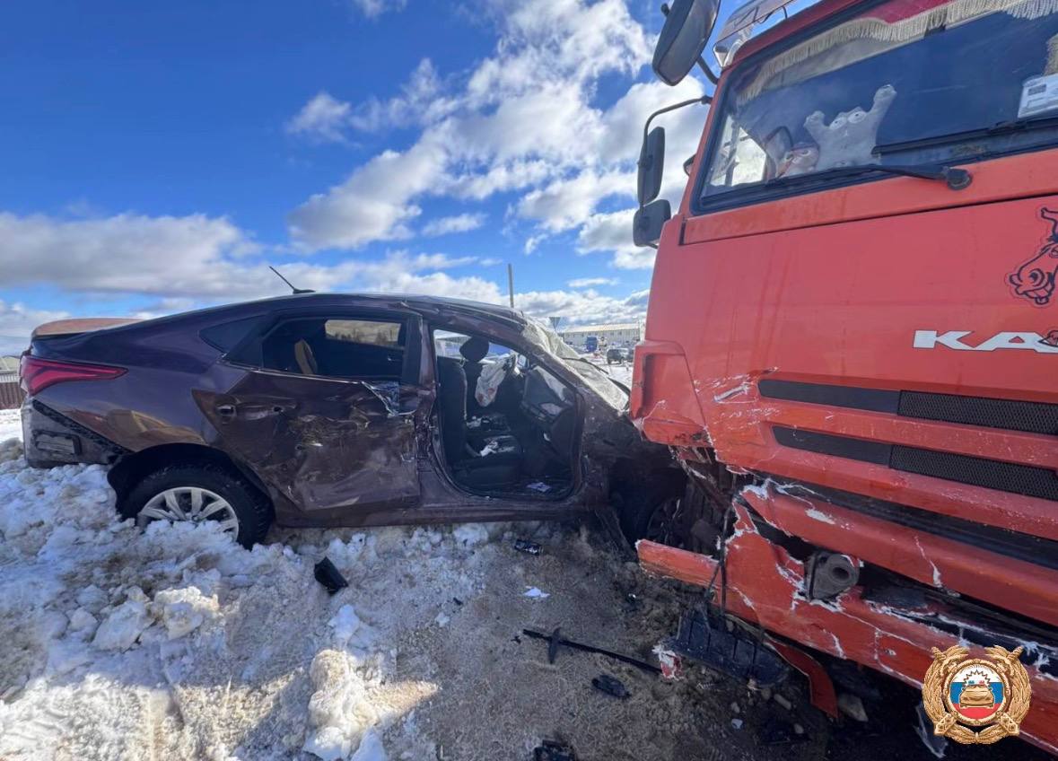 Под Тверью на Волоколамском шоссе столкнулись КАМАЗ и легковушка Фото: ГАИ