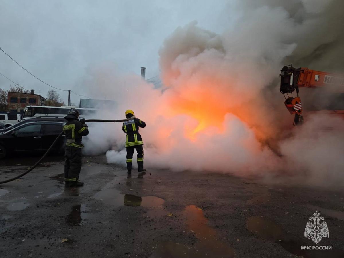 На Серебряковской пристани в Твери сгорел автомобиль Фото: МЧС Тверской области