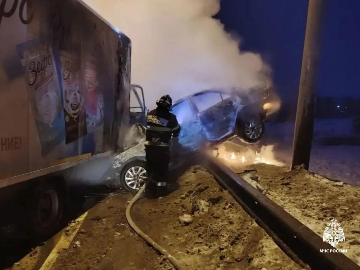 На М10 в Тверской области загорелась машина после ДТП с грузовиком Фото: МЧС