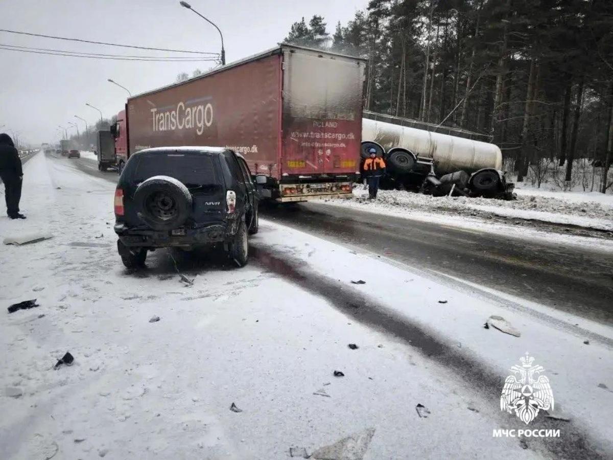 Спасатели ликвидируют последствия ДТП с грузовиком под Тверью Фото: МЧС