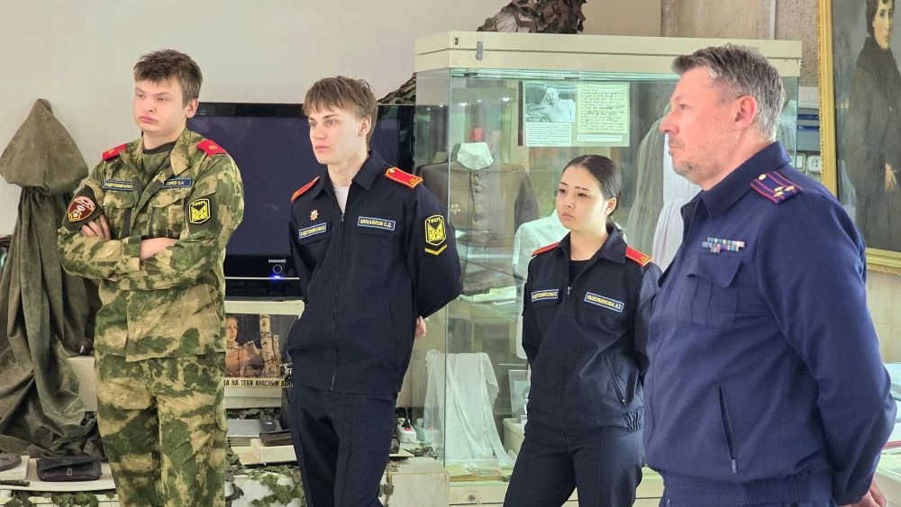 В Твери кадетам рассказали о подвигах героев войны 