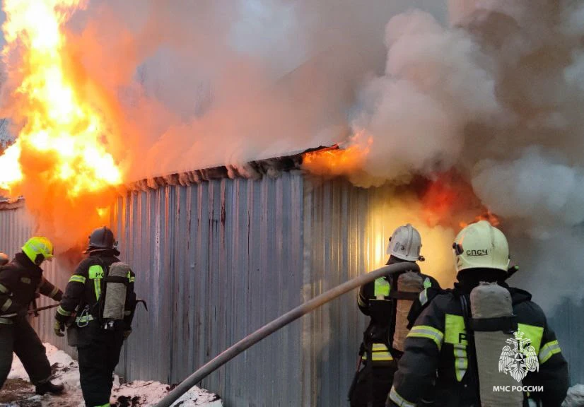 В Твери на улице Шишкова из-за неисправного обогревателя сгорела бытовка Фото, видео: ГУ МЧС России по Тверской области