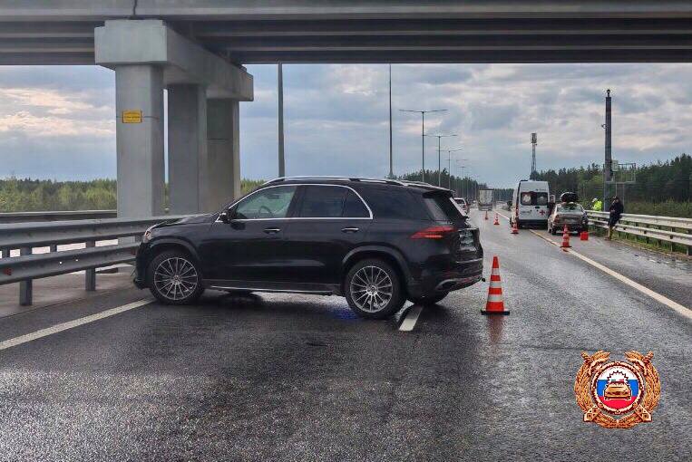 Водитель «Мерседеса» устроил ДТП с двумя пострадавшими на трассе М11 