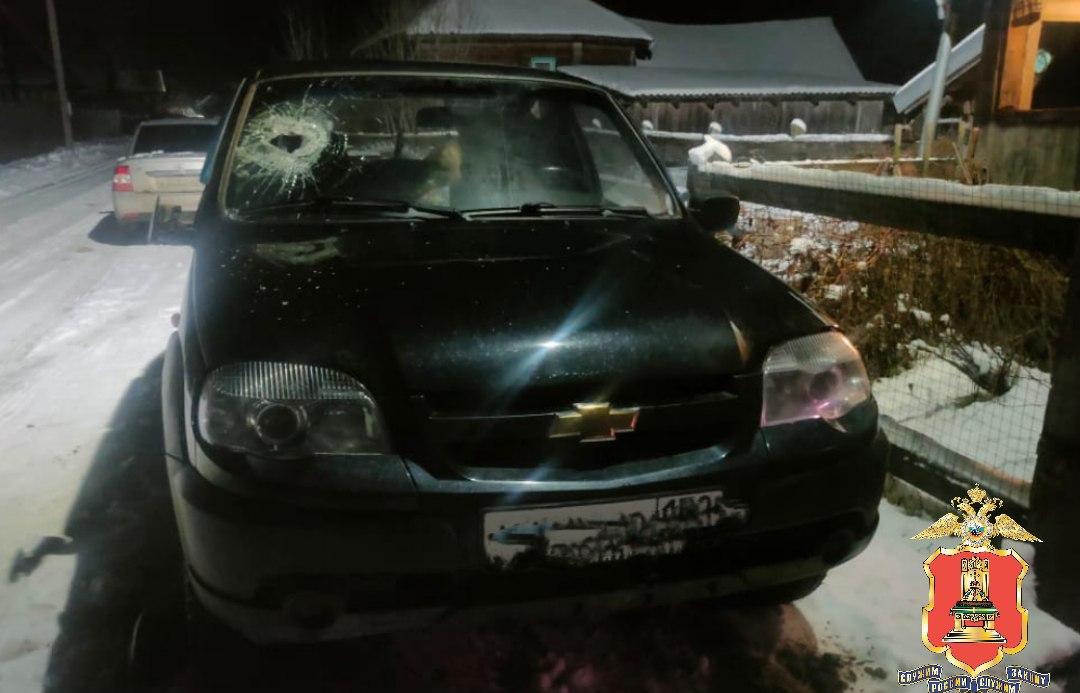 Житель Тверской области в гневе кувалдой разбил лобовое стекло машины соседа - новости Афанасий