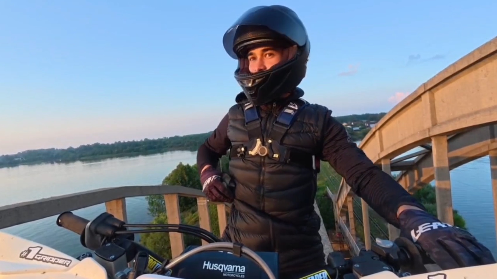 В Калязине байкер заехал на арку Горбатого моста 