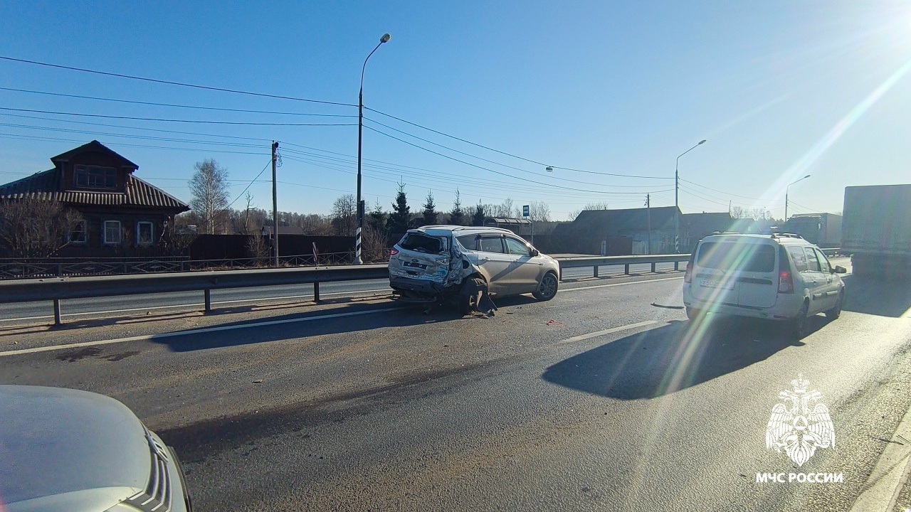 На М10 под Тверью столкнулись микроавтобус и легковушка Фото: МЧС