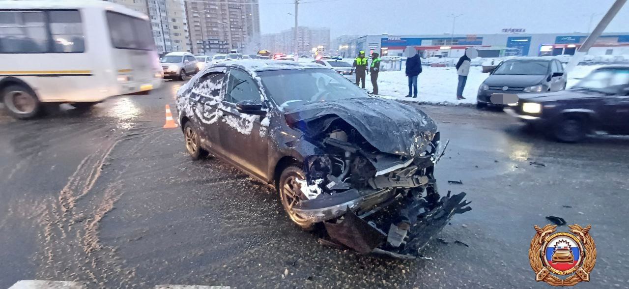 В Твери водитель не справился с управлением при неработающем светофоре и устроил ДТП Фото: Отдел Госавтоинспекции УМВД по городу Твери