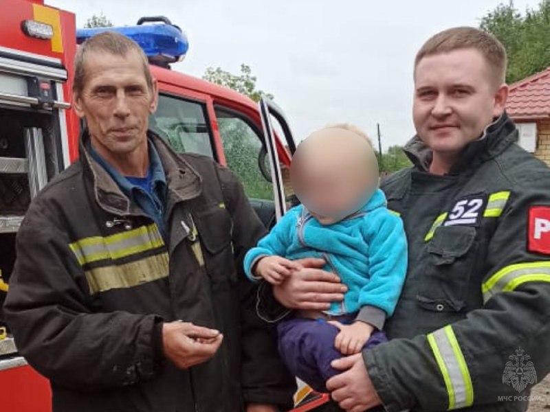 В Спирово 2-летний ребенок оказался заперт в машине 