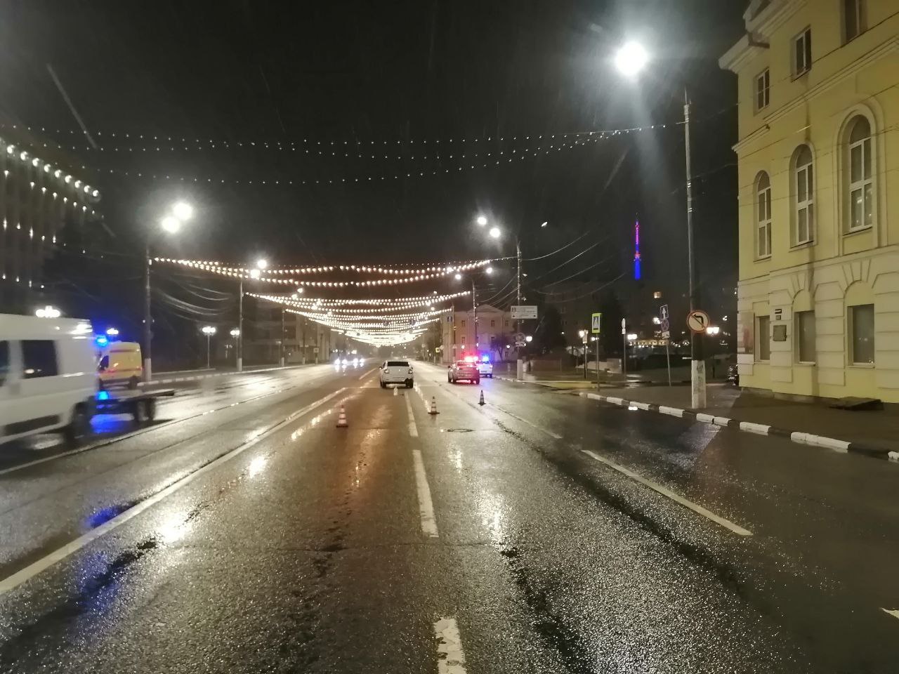 В Твери у почтамта вечером сбили пешехода Фото: Отдел Госавтоинспекции УМВД России по городу Твери В Твери у почтамта вечером сбили пешехода Фото: Отдел Госавтоинспекции УМВД России по городу Твери