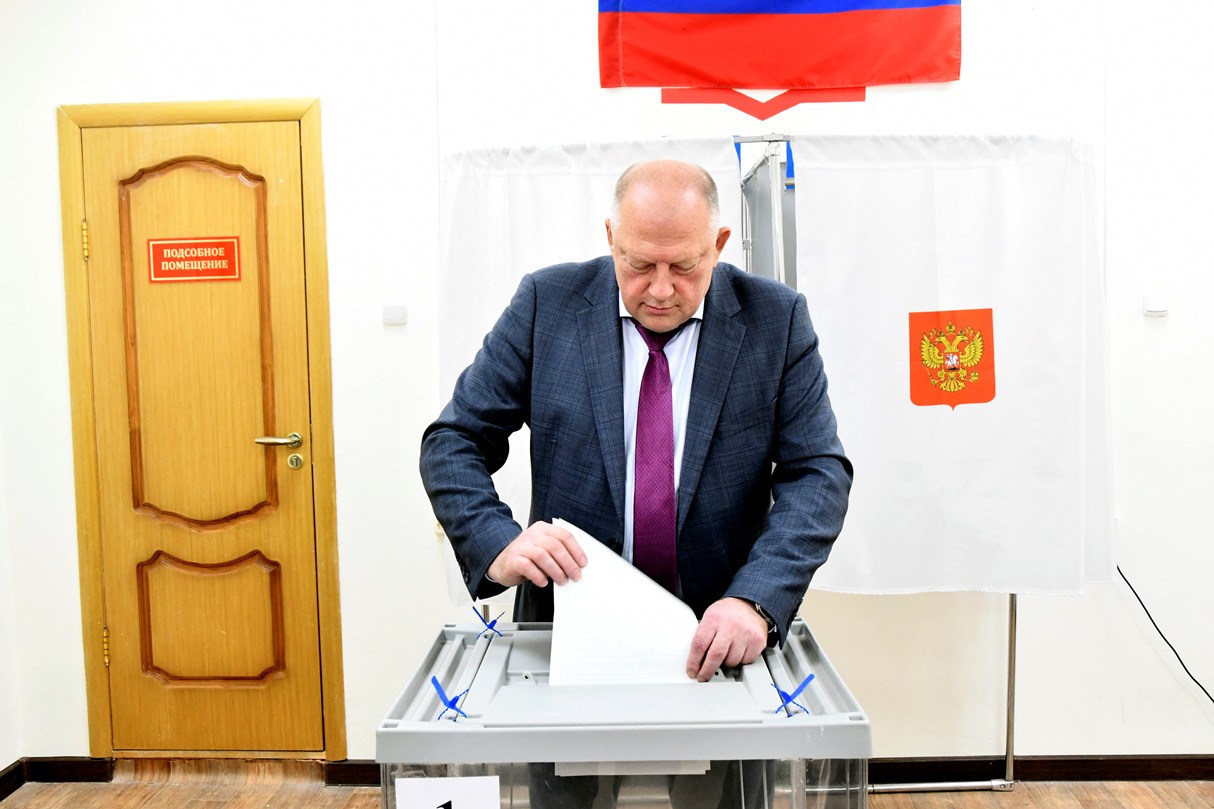 Председатель областного парламента Сергей Голубев проголосовал на выборах 
