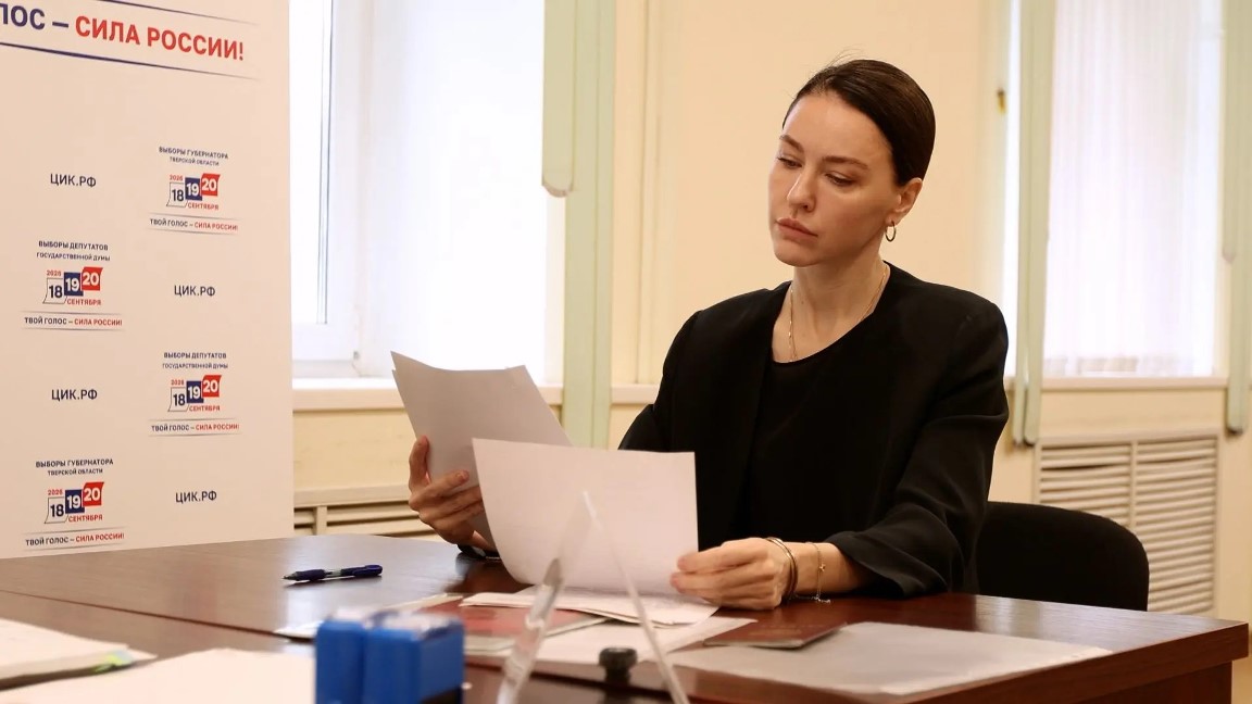 Депутат Алёна Аршинова подала документы для регистрации на выборы в Госдуму РФ Фото: Егор Шифо