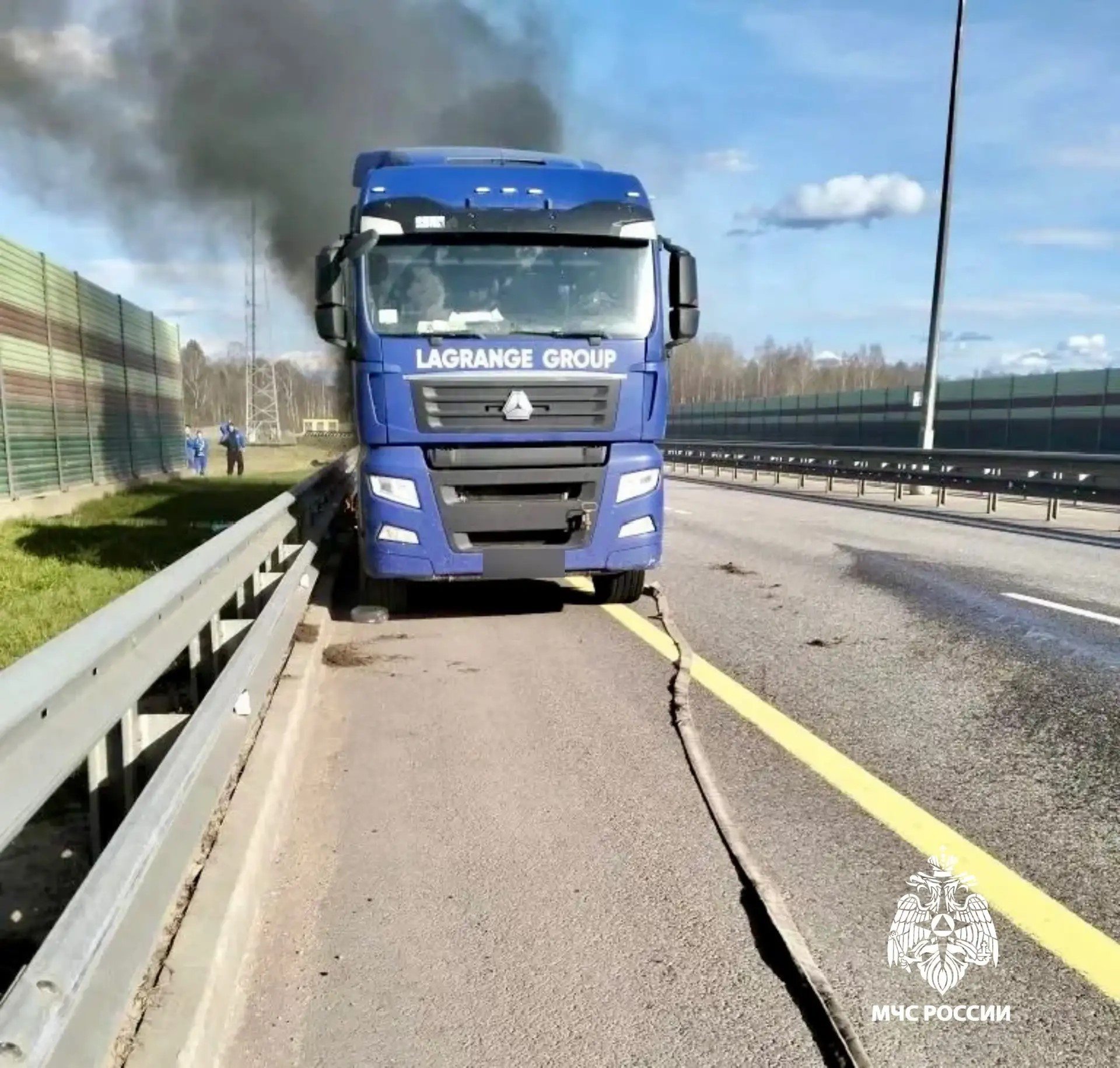 Под Тверью на М11 огнеборцы спасли грузовик от уничтожения Фото: ГУ МЧС России по Тверской области