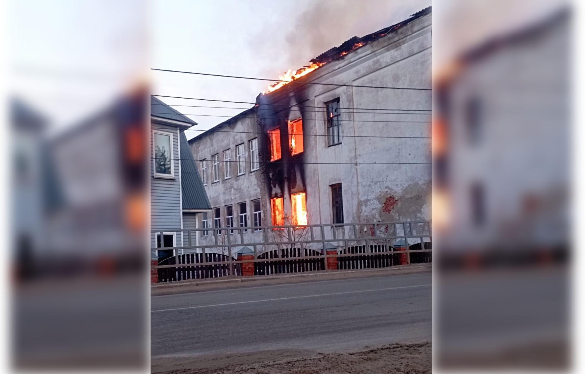 В пострадавшем сегодня от пожара здании в Белом плели маскировочные сети для СВО Фото: Нелидово69
