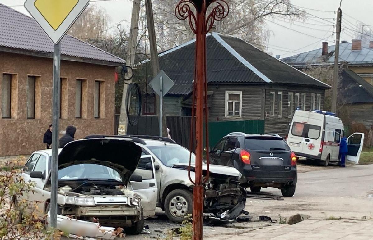 В ДТП с тремя машинами в Бежецке пострадали три человека  - новости Афанасий