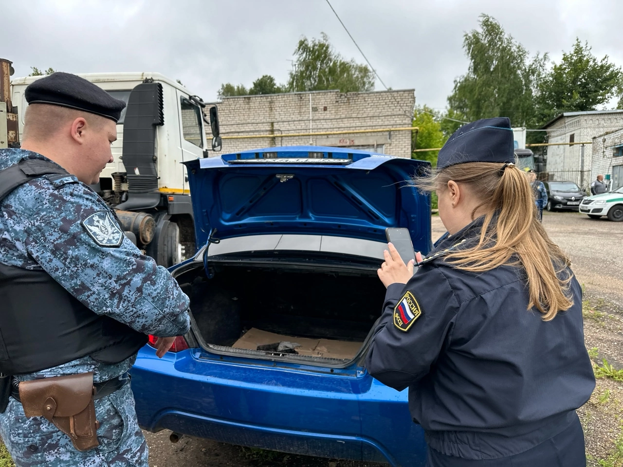 В Тверской области у фирмы-должника арестовали 10 автомобилей
