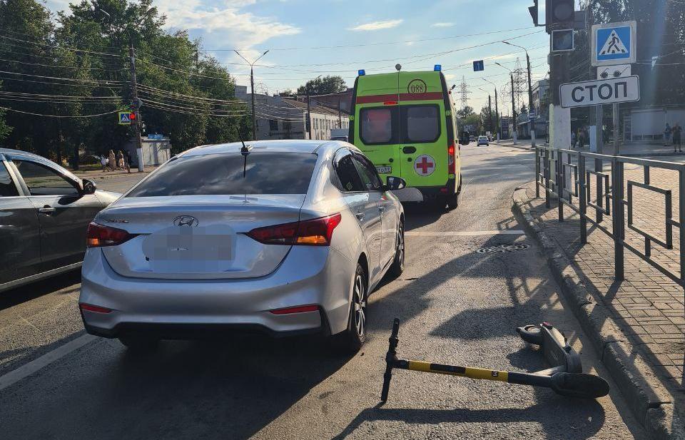 В Твери на проспекте Калинина женщина на самокате таранила легковушку Фото: Госавтоинспекция