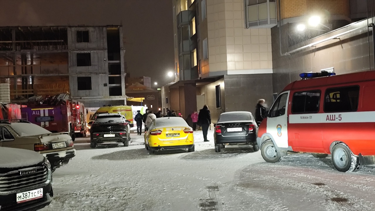 На пожаре в многоэтажном доме в Твери погиб человек Фото: Игорь Стасюк
Видео: прислали местные жители