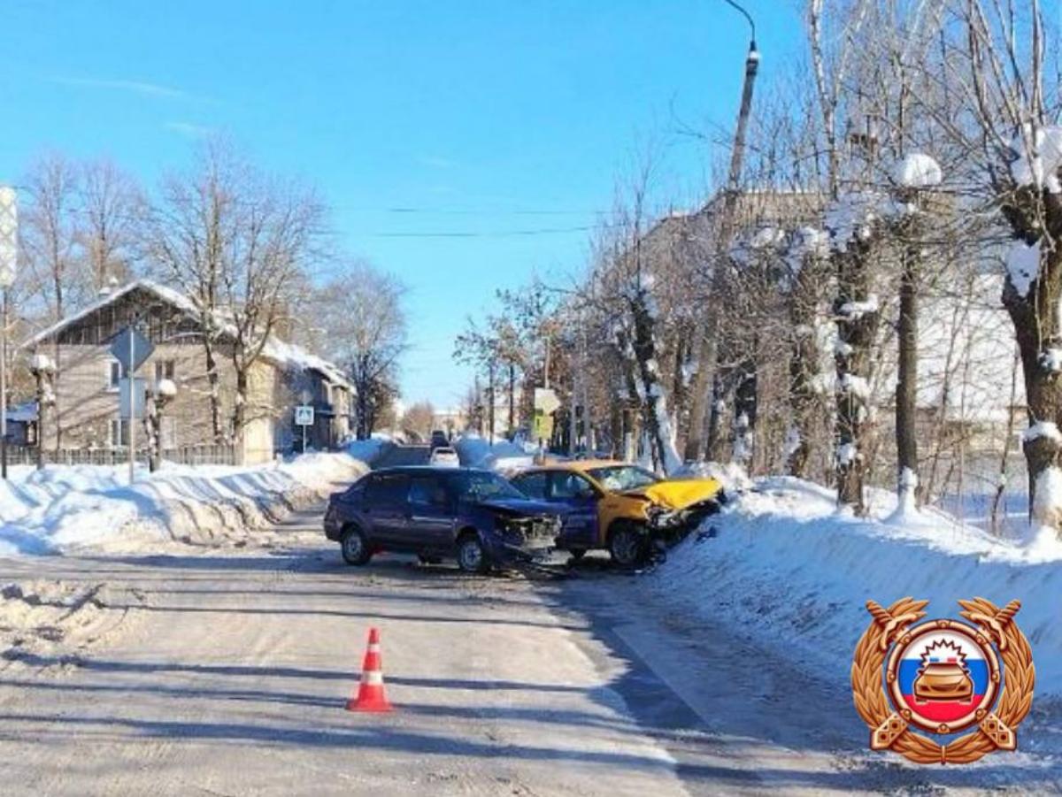 На перекрестке в Торжке произошло ДТП с участием молодого водителя Фото: ГАИ