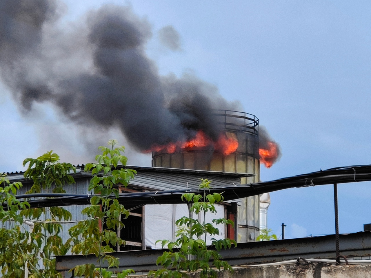 В Твери на Пролетарке горит труба с опилками Фото: 
Тверь Вконтакте