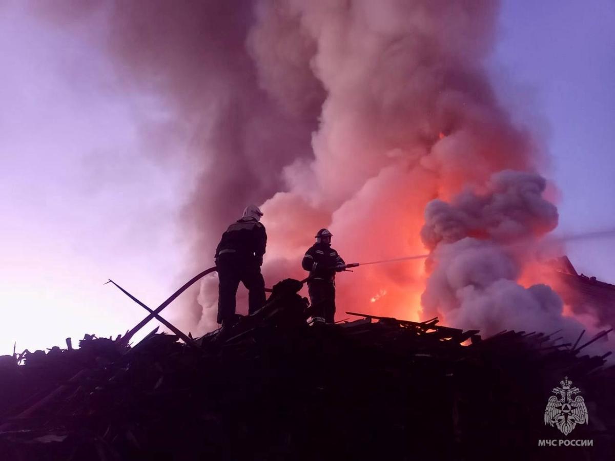 В Максатихе потушили пожар на 300 квадратных метрах Фото: МЧС Тверской области