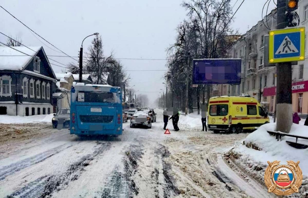 Молодой человек попал под машину на пешеходном переходе в Твери - новости Афанасий