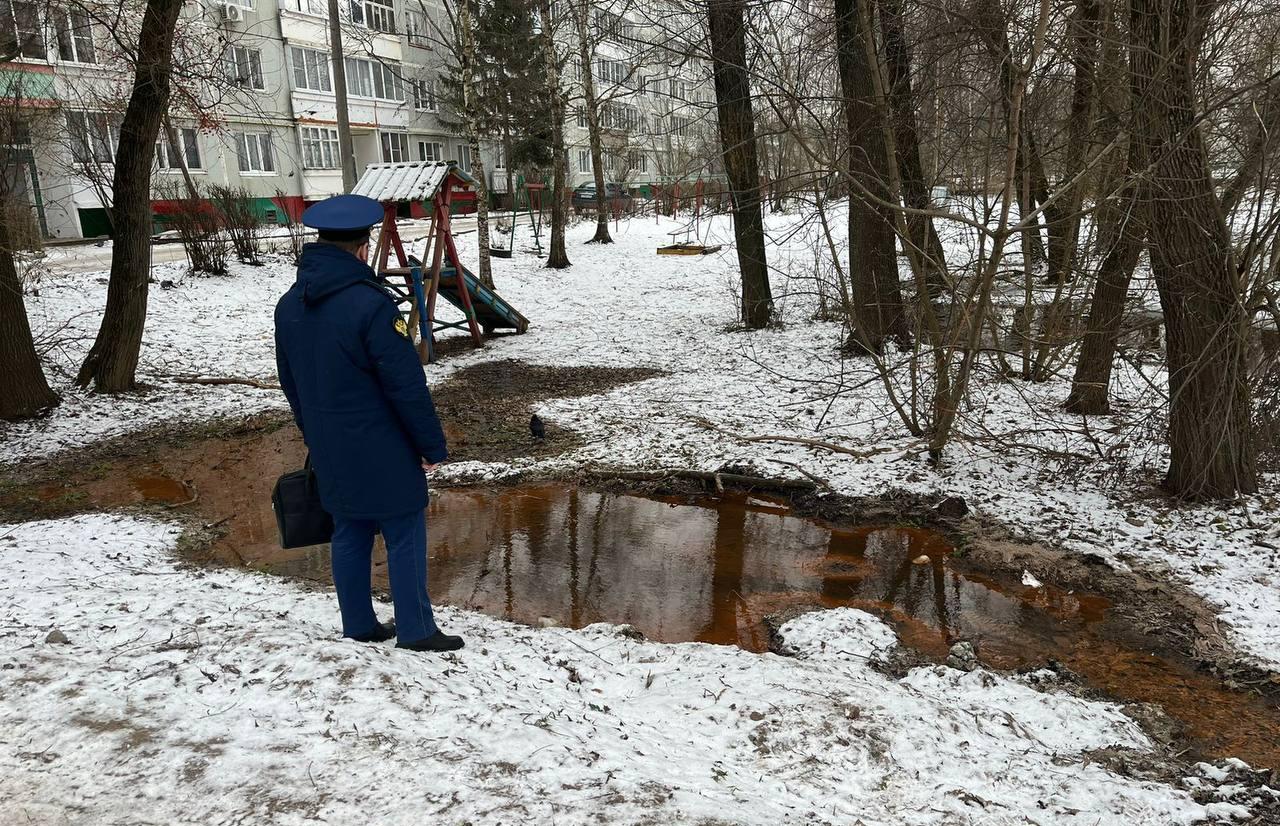 В Вышнем Волочке Тверской области из-за аварии водопровода вода залила двор - новости Афанасий
