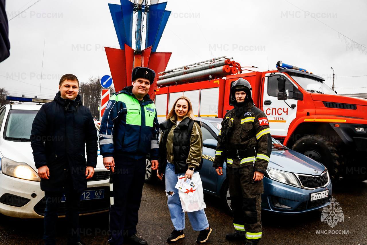 В Твери МЧС и ГАИ поздравили женщин с предстоящим 8 марта