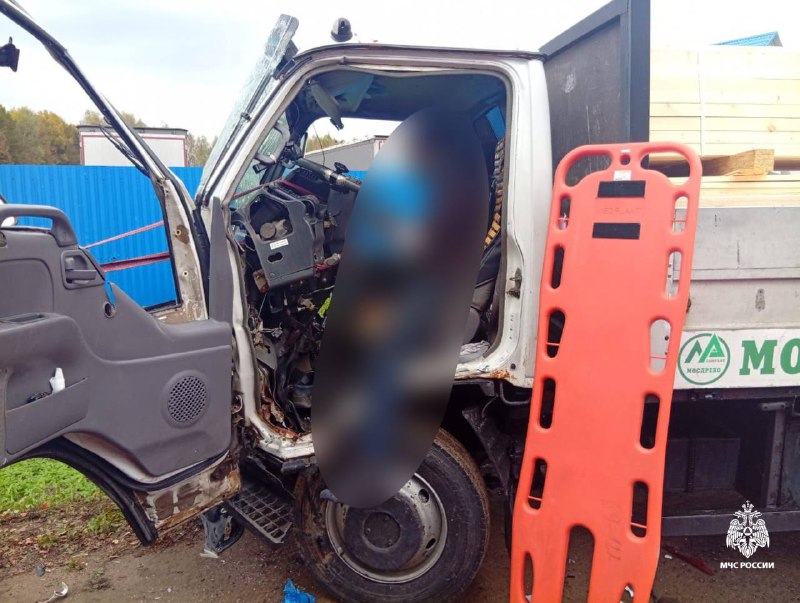 На трассе М10 в Тверской области столкнулись два грузовых автомобиля 