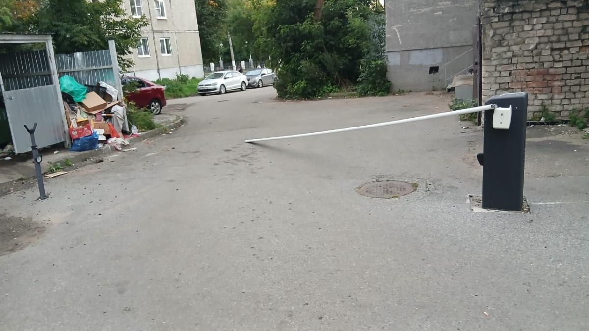 Ночью в Твери молодой человек набросился на шлагбаум и пнул машину  Фото и видео предоставлены Антоном Латышевым