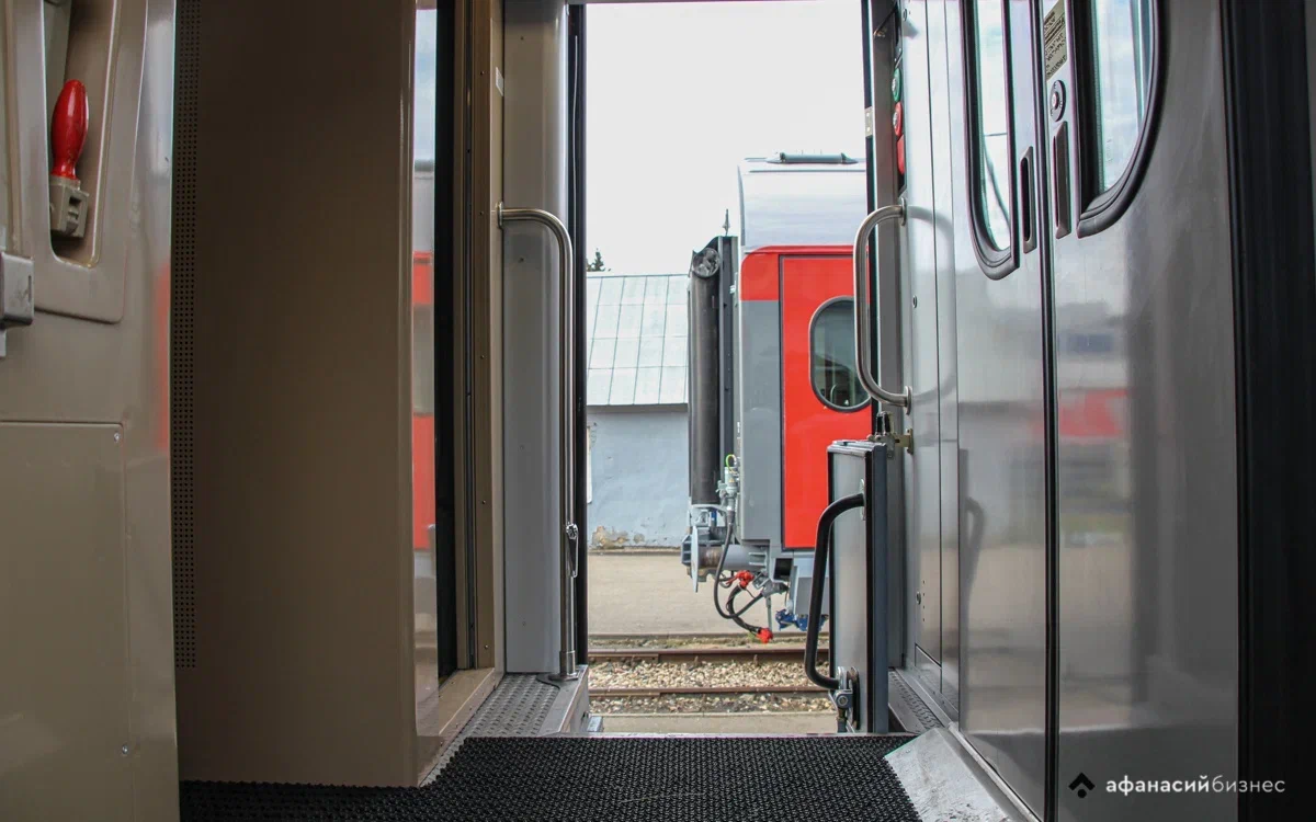 В Тверской области электричка протаранила автомобиль, выехавший на ж/д переезд - новости Афанасий