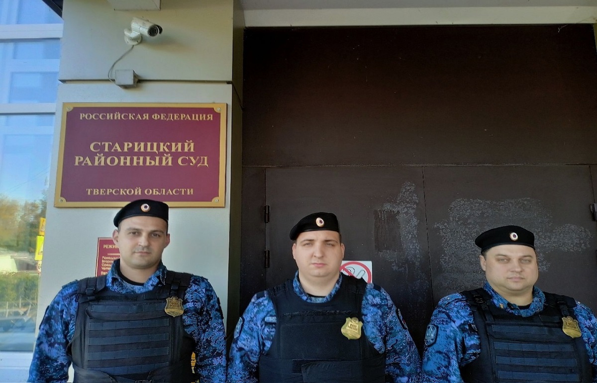 В Старице судебные приставы отвезли в больницу упавшую на улице женщину Фото: УФССП России по Тверской области