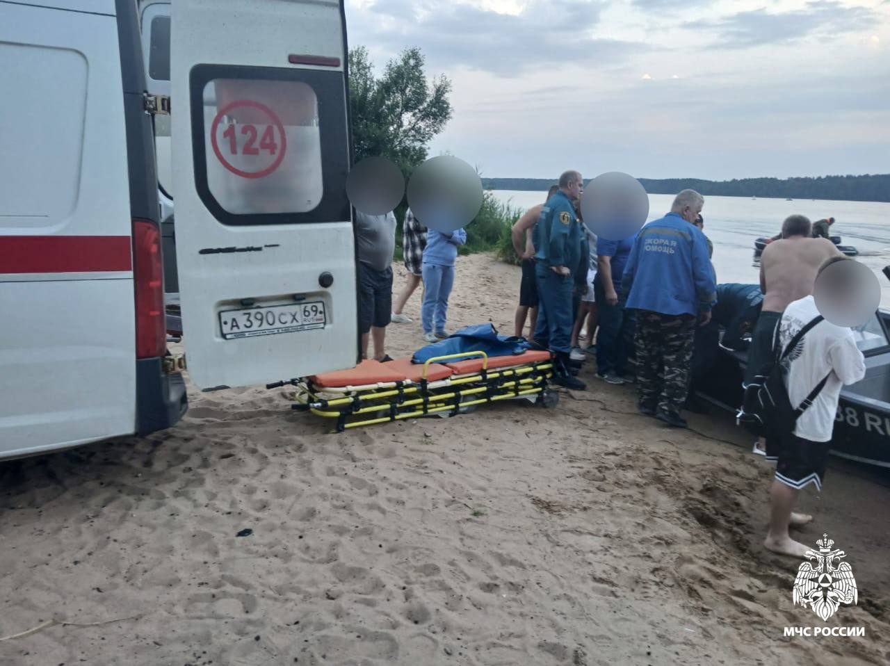 В Тверской области четыре человека пострадали при столкновении баржи и лодки Фото: МЧС В Тверской области четыре человека пострадали при столкновении баржи и лодки Фото: МЧС