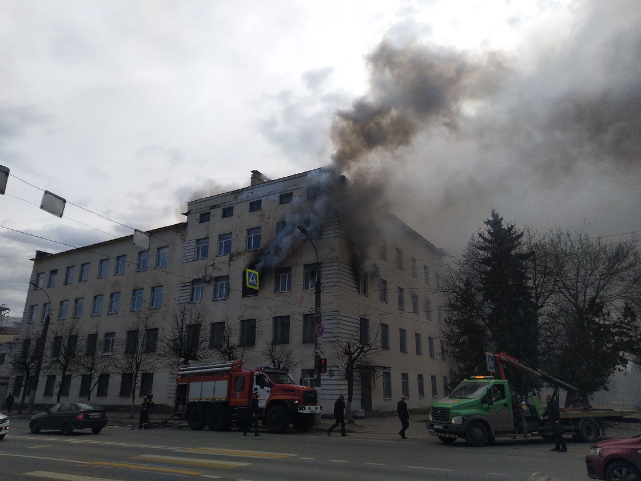 Горят разные корпуса ЦНИИ в Твери  