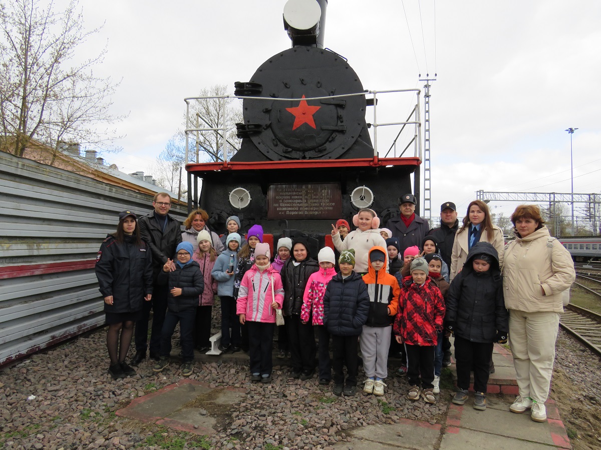 Первоклассникам в Твери провели экскурсию по железной дороге 