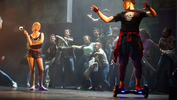 Вдох-выдох. Питерский режиссер представил на сцене ТЮЗа Твери пьесу о подростках и жестокости 