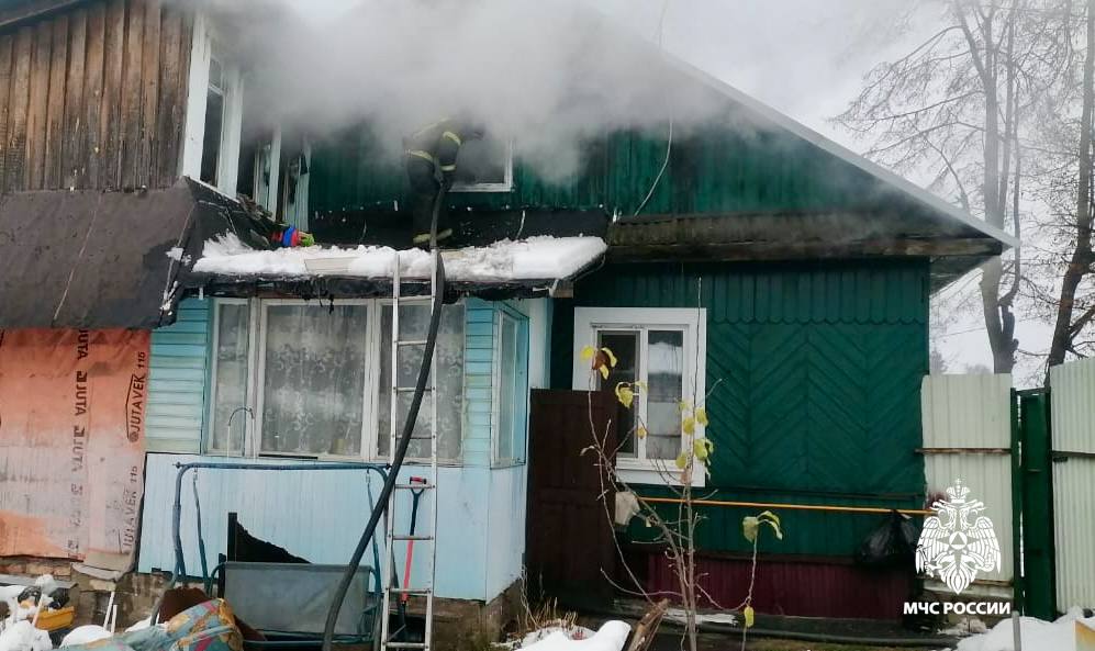 В Вышнем Волочке Тверской области пожарные спасли от огня жилой дом  Фото: ГУ МЧС России по Тверской области