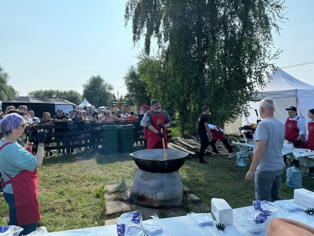 В Твери приготовили огромный котел «Макарон от Гальяни» Фото: администрация Твери
