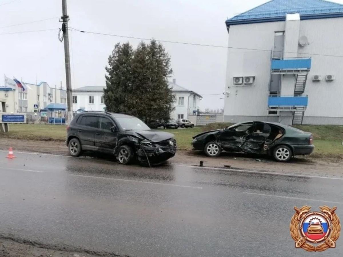 В Торжке водитель во время обгона попал в ДТП Фото: ГАИ, МЧС