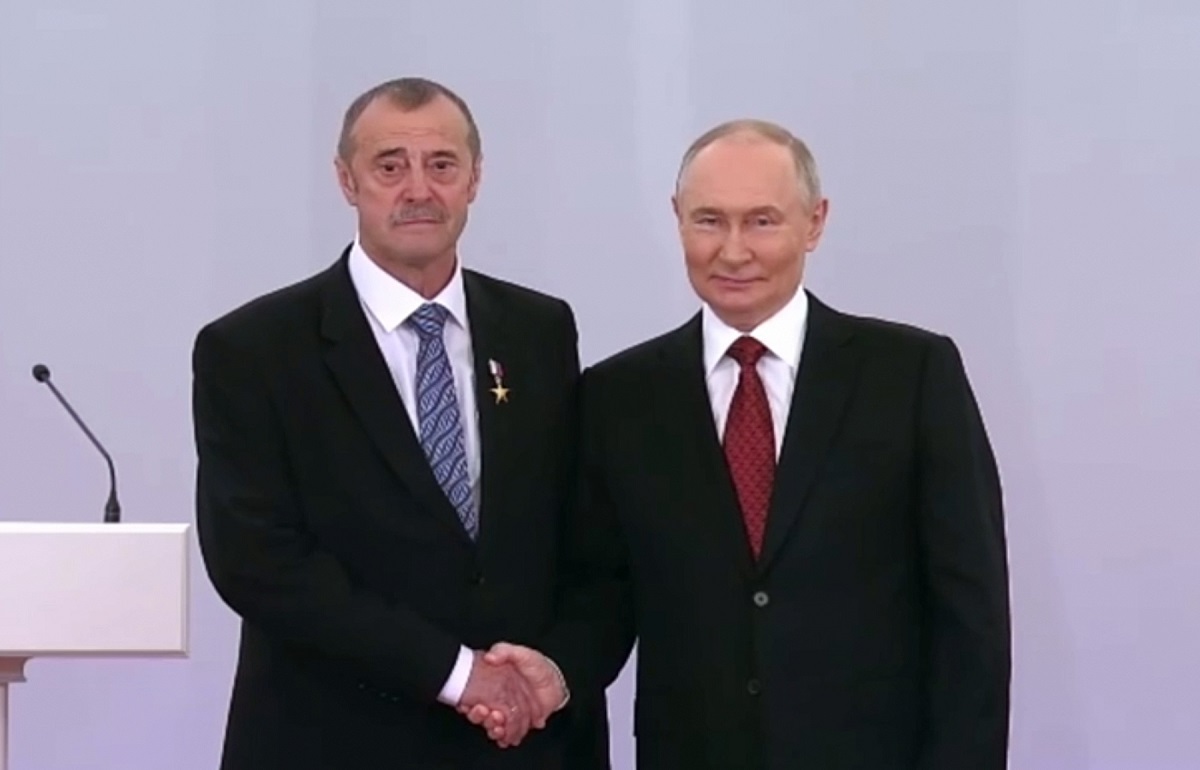 Владимир Путин вручил золотую медаль «Герой Труда» слесарю-электромонтажнику ТВЗ  Вячеславу Зинцову - новости Афанасий