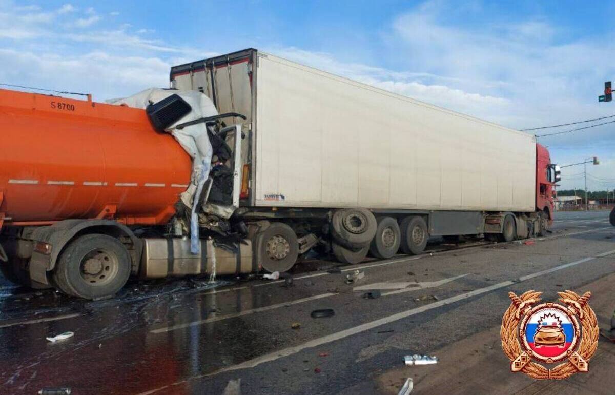 На М10 в Тверской области при столкновении трех грузовиков погибли два человека