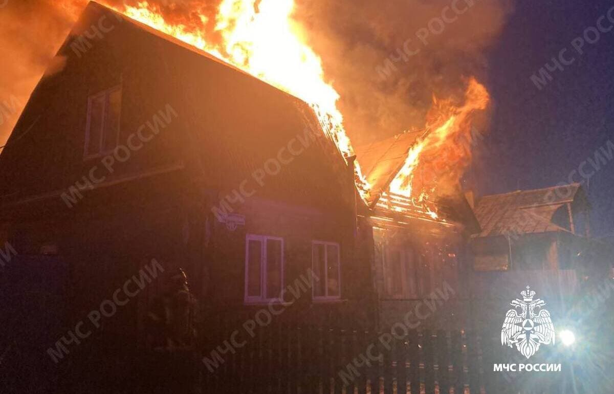 На улице Семенова в Твери вспыхнул частный дом Фото: МЧС