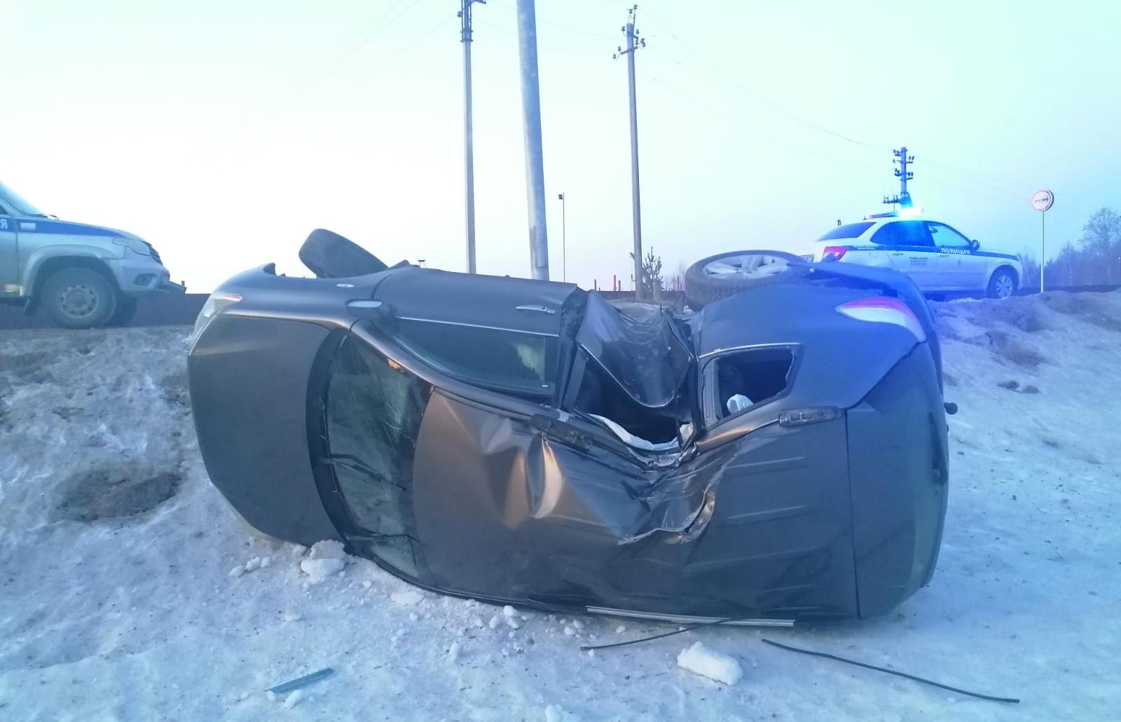 В Торопце Toyota протаранила столб ЛЭП Фото: Управление Госавтоинспекции Тверской области